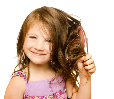 Kind bürstet Haare